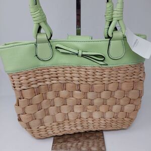 NWT Liz Claiborne straw handbag with green handle.